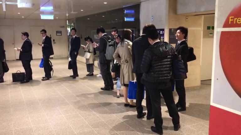 十三駅の定期券売り場ガイド